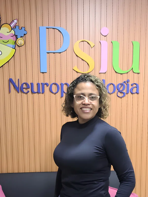 Viviane, neuropsicóloga da Psiu, na recepção da clínica